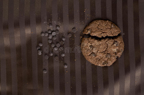 棕色餐车上的巧克力饼干