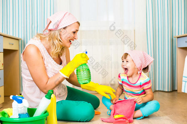 妈妈和孩子<strong>打扫房间</strong>，玩得开心
