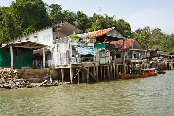 河岸上的老房子。泰国