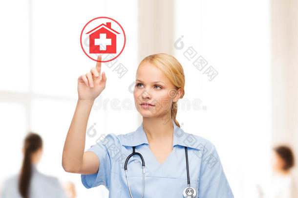 微笑的医生或护士指着医院图标