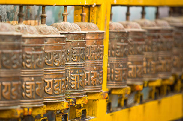 尼泊尔布达纳塔的<strong>藏传佛教</strong>祈祷轮。