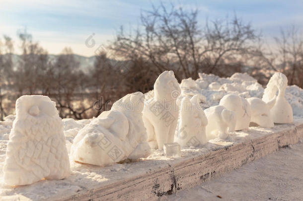 雪地上的小动物和头饰