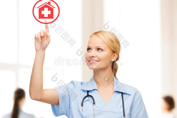 微笑的医生或护士指着医院图标