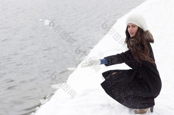 在下雪的天气里，快乐的白种女人扔雪球