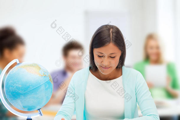 学校里带着地球仪和书本的老师