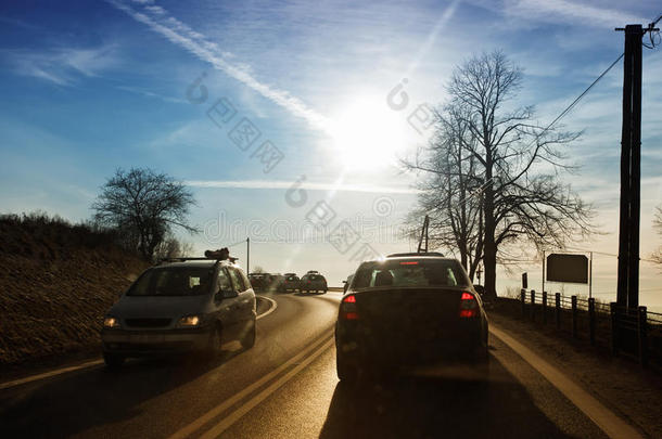 在乡村公路上<strong>快速行驶</strong>的车辆