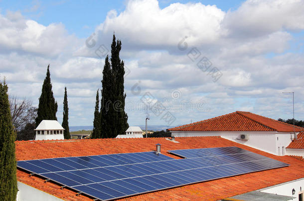 屋顶有太阳能电池板的房子