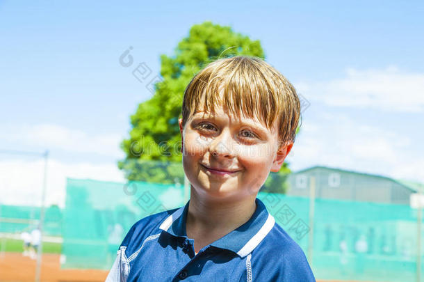 <strong>网球场</strong>上微笑的男孩的画像