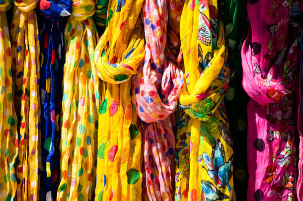 土耳其伊斯坦布尔，一排彩色丝巾悬挂在市场摊位上