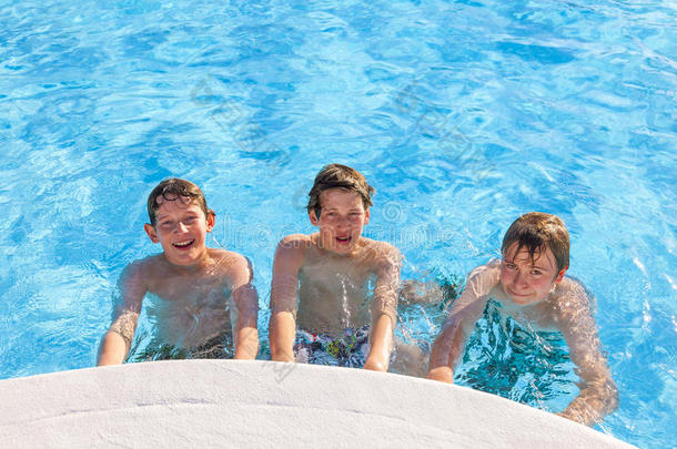 男孩子们在游泳池里玩得很开心