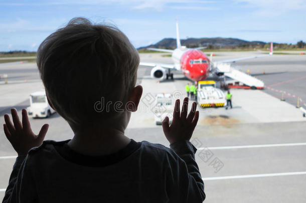 从窗口望去机场的男孩