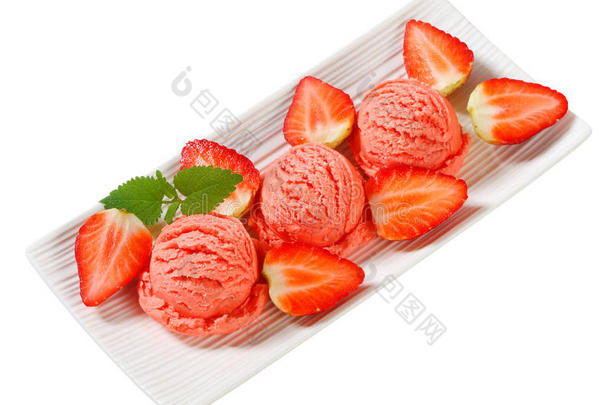 草莓雪糕配新鲜草莓