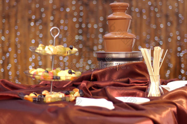 餐厅丝绸桌布上的巧克力喷泉