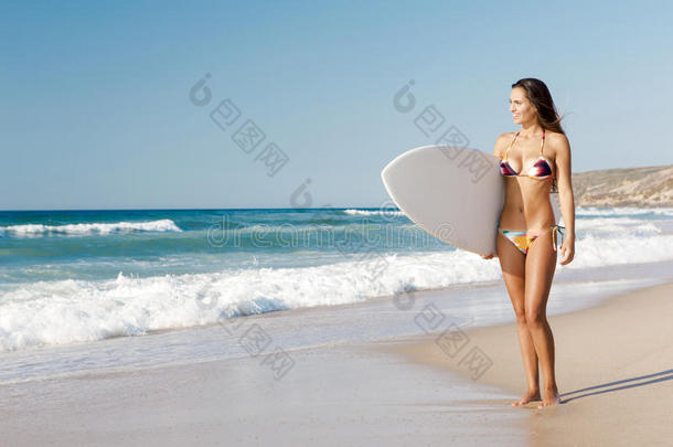 冲浪女孩和她的冲浪板