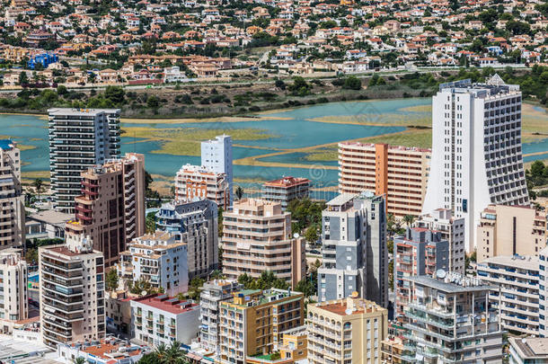 地中海度假胜地卡尔佩，西班牙，lagoon las salinas和酒店建筑