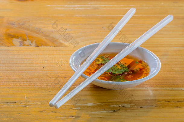 筷子-放在白色小碗上的筷子