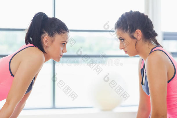 两个<strong>怒气</strong>冲冲的女人在健身房互相盯着看