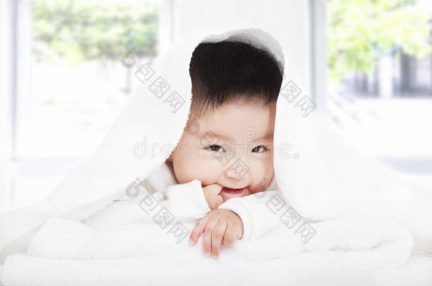 亚洲宝宝用毯子或毛巾吮吸手指