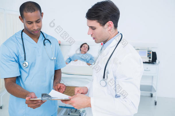 医生在医院看病人的报告