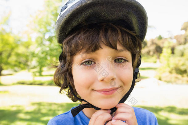 戴自行车头盔的可爱小男孩