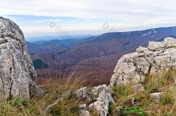 在阳光明媚的秋日，几片<strong>云</strong>彩映衬下，莫洛耶山脉的风景、山峰和岩石