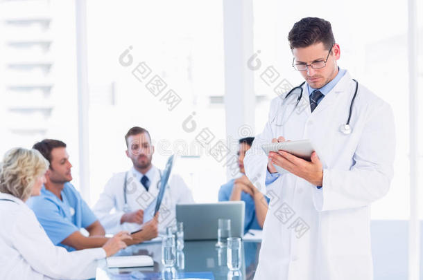 医生使用数字平板电脑与同事开会