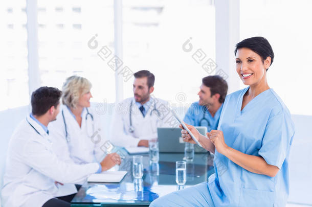 女外科医生使用数码平板与同事开会
