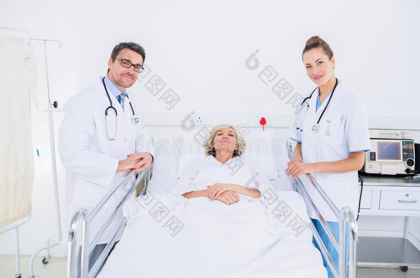 医生探望住院的女病人