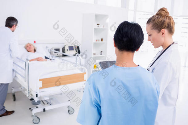 医生在医院探望病人