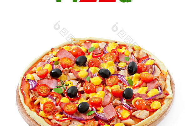 蔬菜、鸡肉、火腿和橄榄披萨