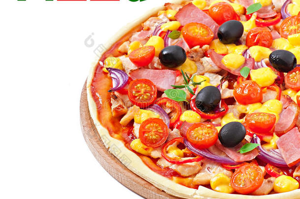 蔬菜、鸡肉、火腿和橄榄披萨
