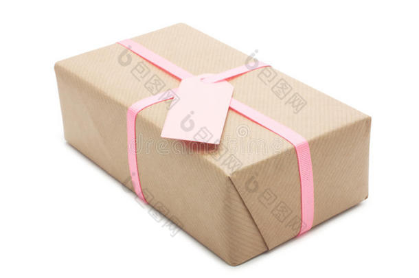 带有<strong>粉色</strong>丝带和标签的<strong>礼品盒</strong>。