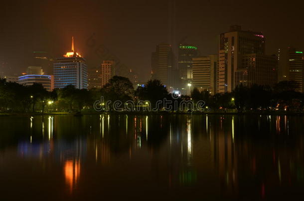 曼谷夜景从朗皮尼公园，曼谷，泰国。