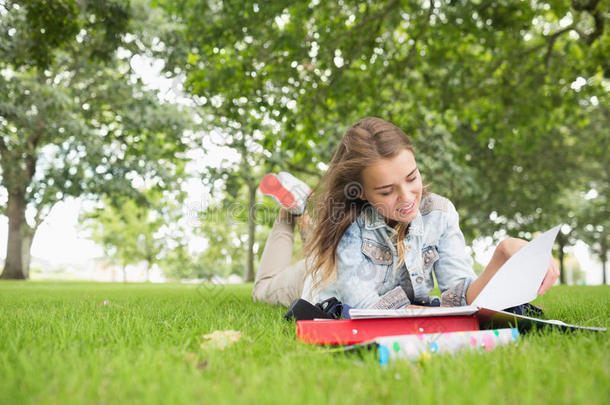 快乐的青年学生在草地上学习