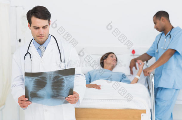 医生在医院与病人一起检查x光片