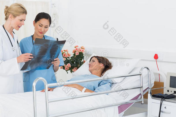 医生在医院与病人一起检查x光片