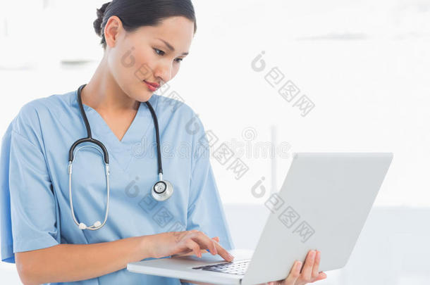 在医院使用笔记本电脑的集<strong>中外</strong>科医生