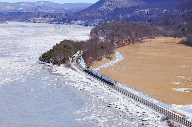 冬日的熊山雪地里训练