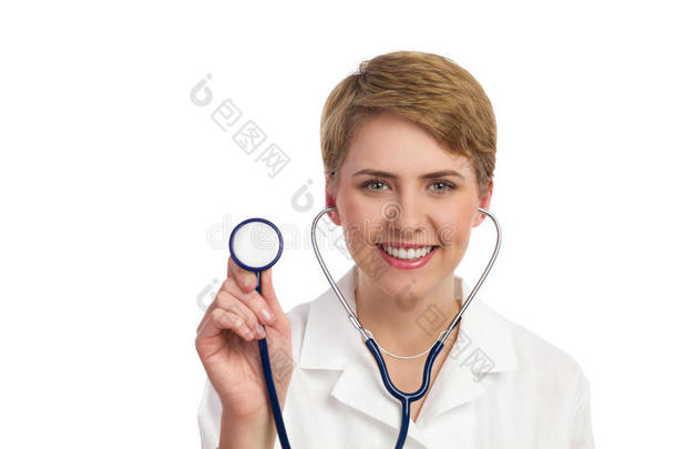 女医生手持听诊器的特写镜头。