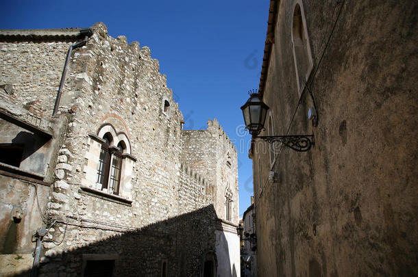 西西里岛陶尔米纳的狭窄骏马和历史建筑