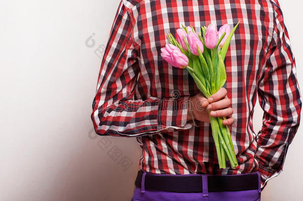 一对恩爱的夫妇，带着鲜花的男人在等他的女人。