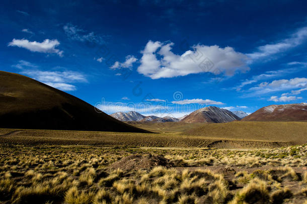 玻利维亚高原蓝天白云之上的沙漠和山脉