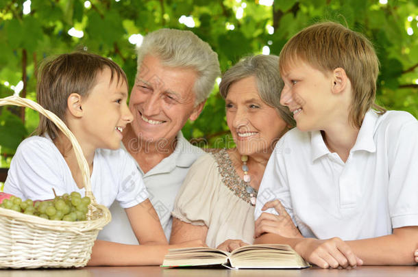 爷爷奶奶带着孙子在看书