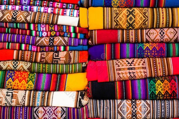 南美秘鲁市场上的彩色布料