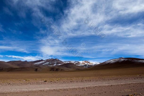玻利维亚高原蓝天白云之上的沙漠和山脉
