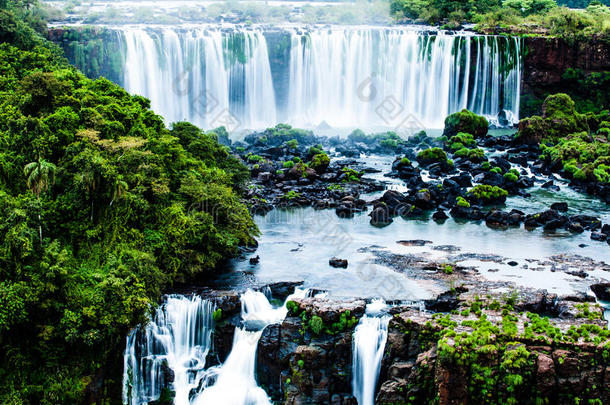 伊瓜苏瀑布，<strong>世界上最大</strong>的瀑布系列，从巴西一侧俯瞰