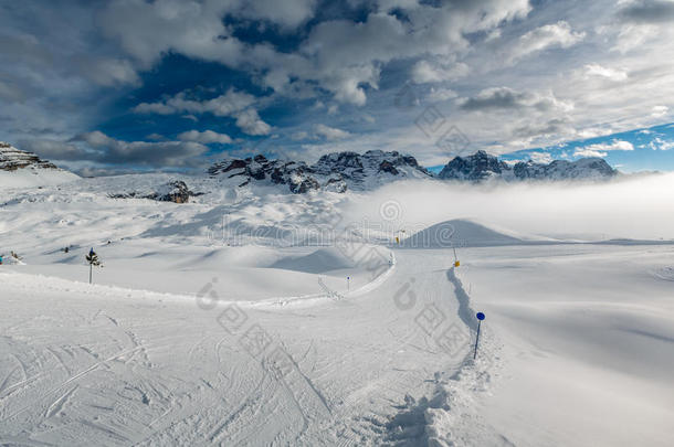 意大利阿尔卑斯山麦当娜迪坎皮格里奥滑雪场附近的滑雪场