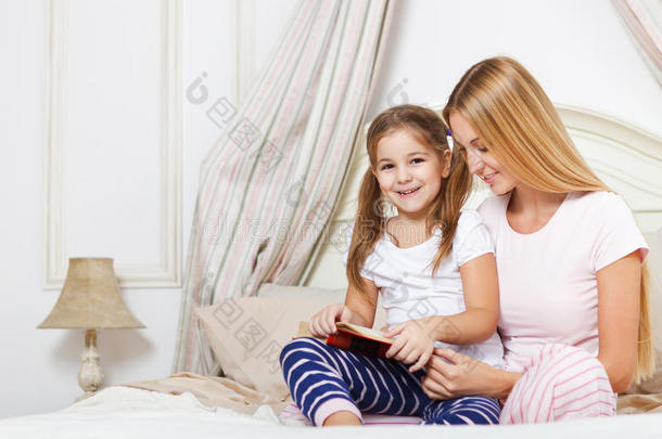 母亲给女儿读睡前故事书