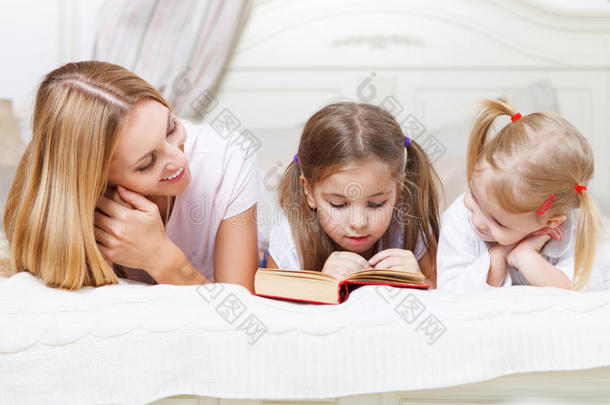 母亲和女儿们在读睡前故事书