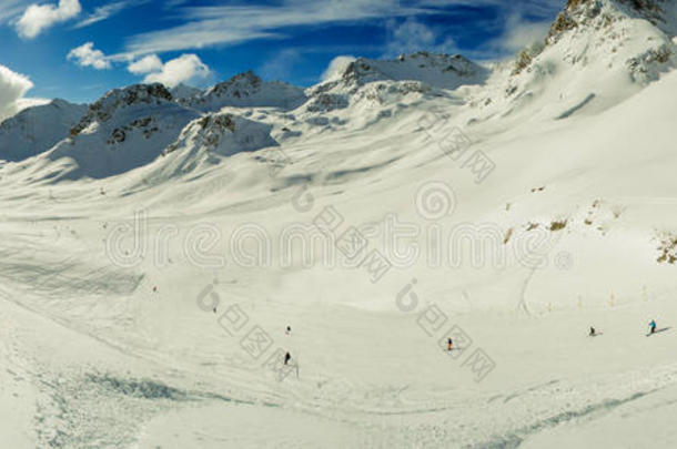 滑雪坡全景图